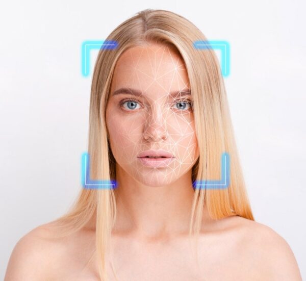 Diagnóstico facial profesional en consulta estética