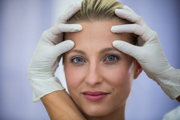 Diagnóstico facial profesional en consulta estética